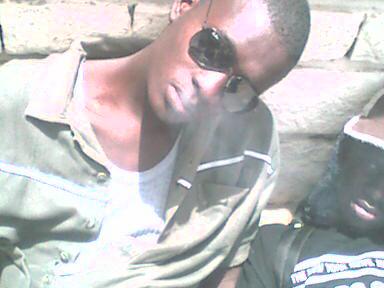 laye yade un ami qe je conai ses temp si qi est tres gentil et qi ressemble a wayne wonder sur sette foto